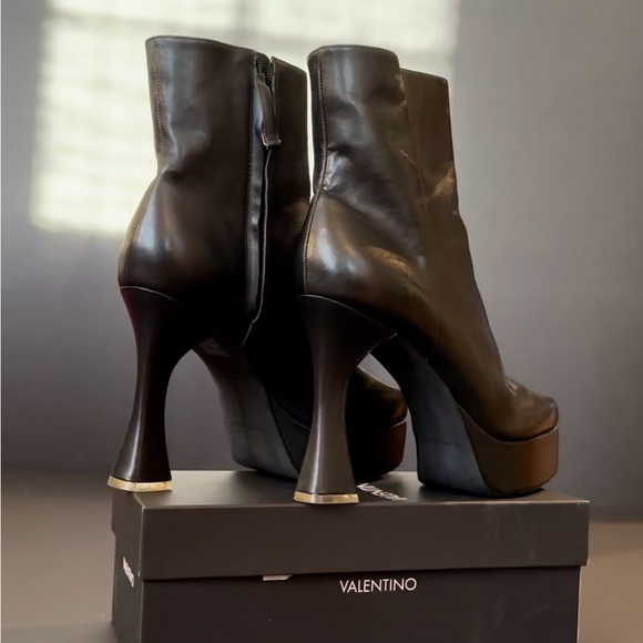 New black leather sky-high booties with a retro platform and flared heel. - Picture 4 of 7